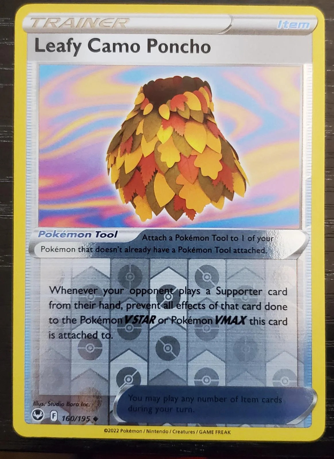 Poncho Folhoso de Camuflagem #160 — Tempestade Prateada (Reverse Holo)