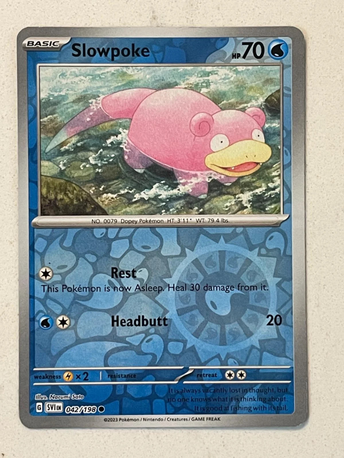 Slowpoke #042 — Scarlatto e Violetto (Reverse Holo)