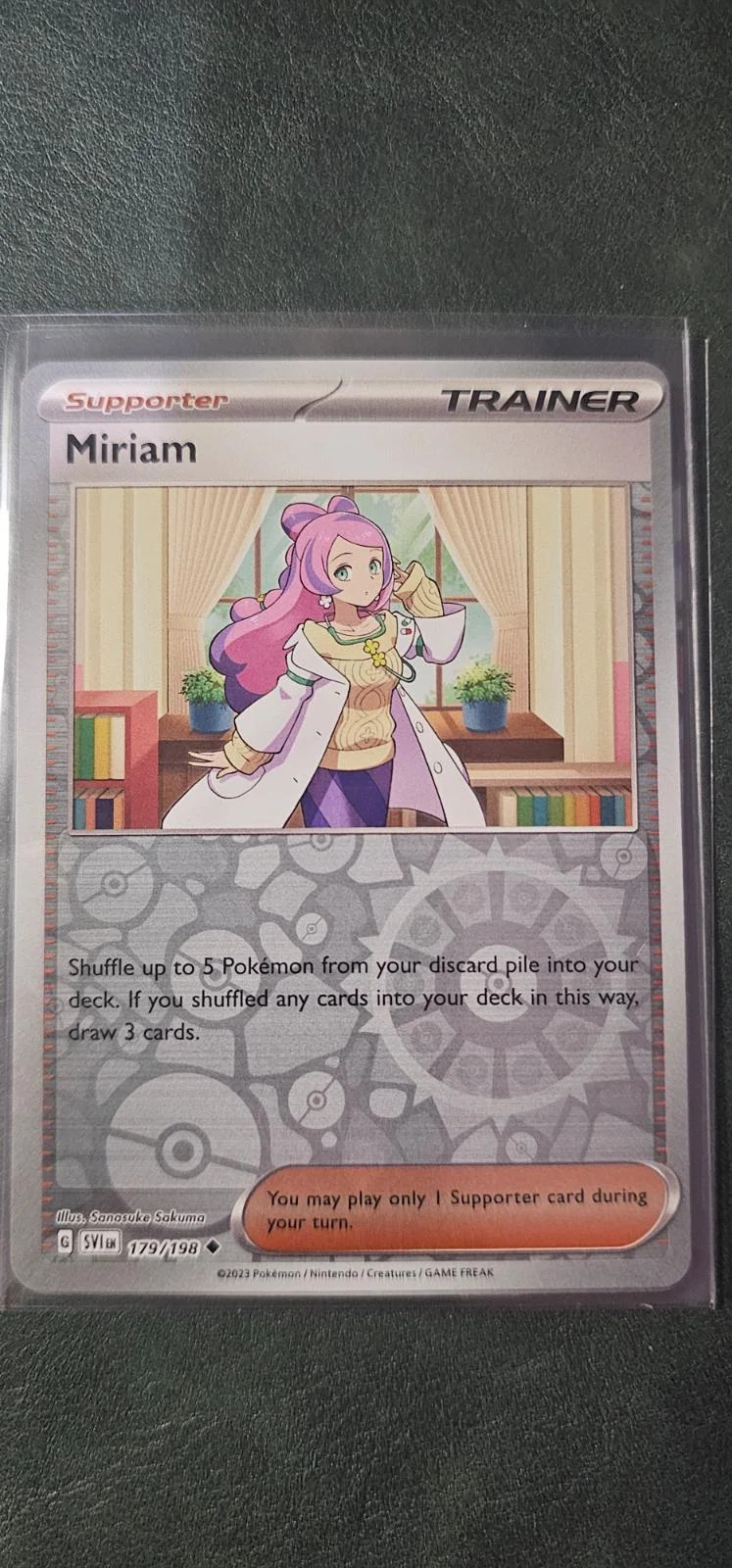 Mimi #179 — Karmesin & Purpur (Reverse Holo)