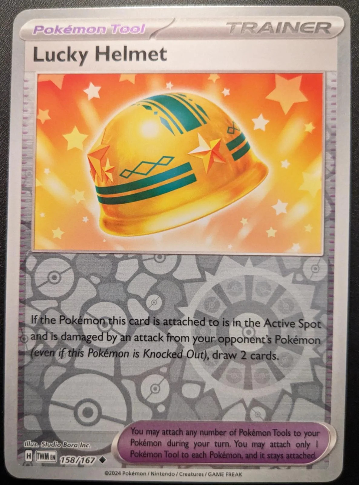 Glückshelm #158 — Maskerade im Zwielicht (Reverse Holo)