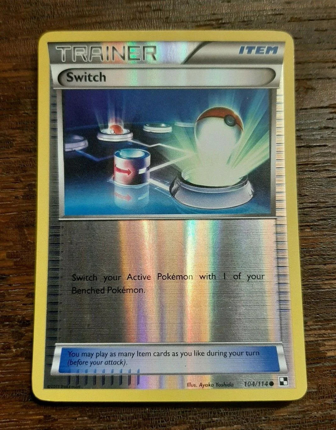 Substituição #104 — Black & White (Reverse Holo)