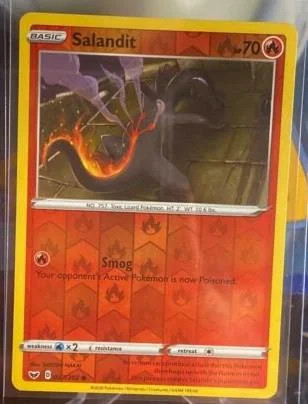 Salandit #27 — Espada e Escudo (Reverse Holo)