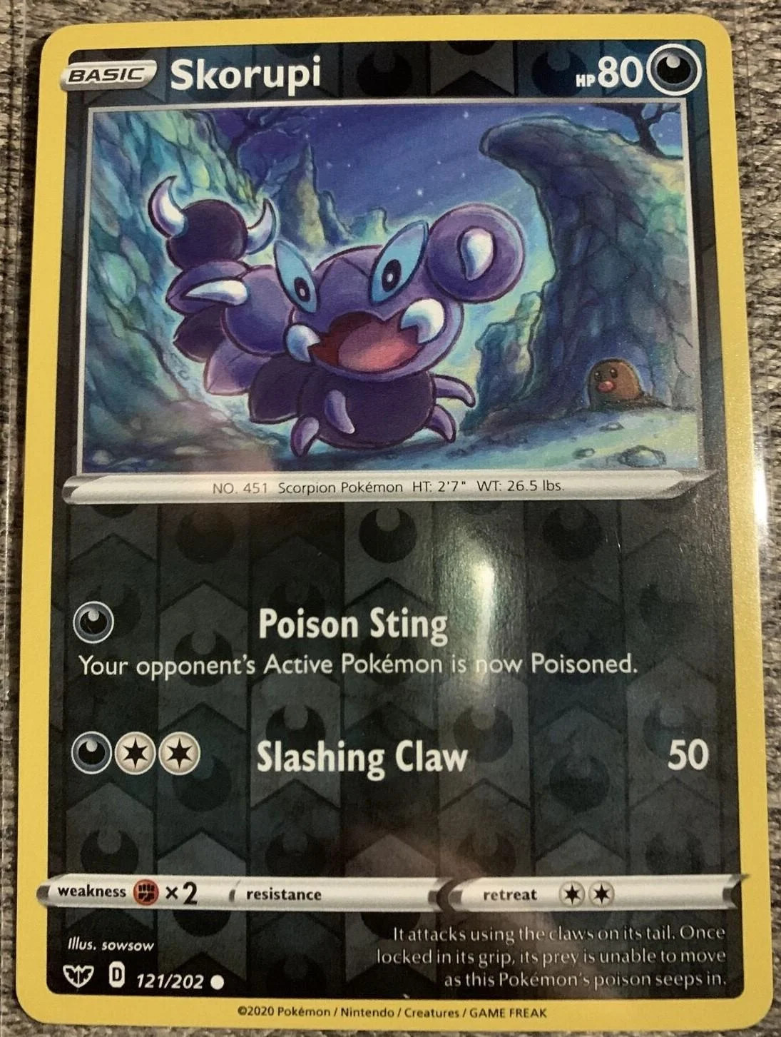 Skorupi #121 — Espada y Escudo (Reverse Holo)